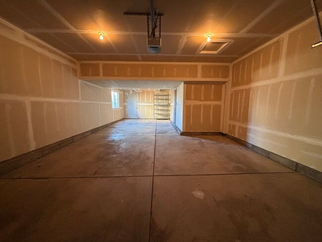 Building Photo - 3 Bed 2.5 Bath w/AC - MileStoneRES