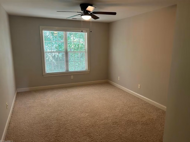 Building Photo - Spacious & Stylish 3 Bedroom, 2 1/2 Bathro...