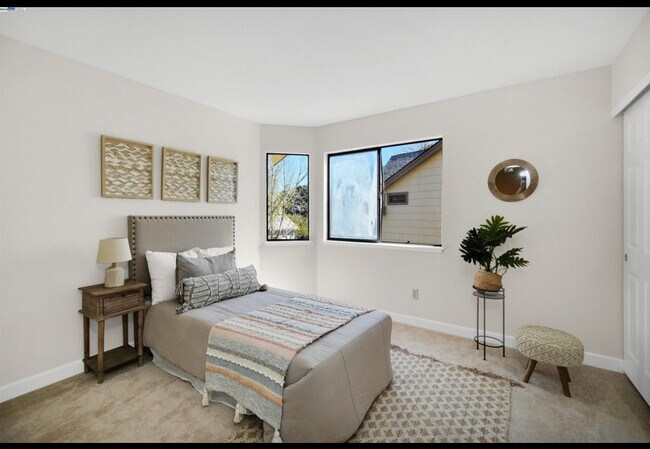 Building Photo - 316 Del Monte Way