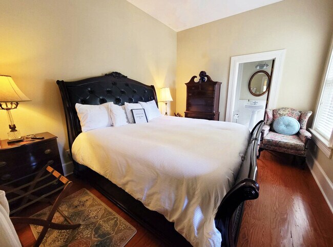 Building Photo - 205 SE 7th St