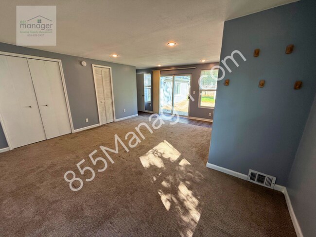 Building Photo - Updated 4-Bedroom with Primary Suite & Fen...