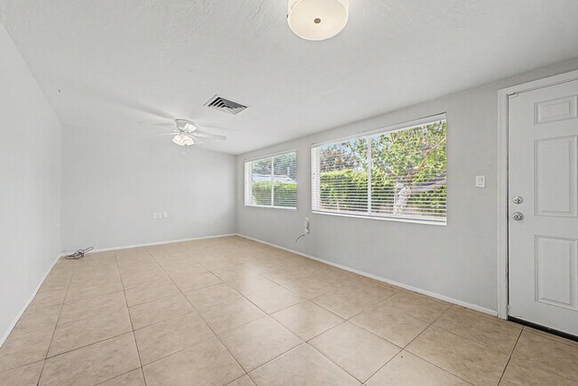 Building Photo - 2514 E Campbell Ave