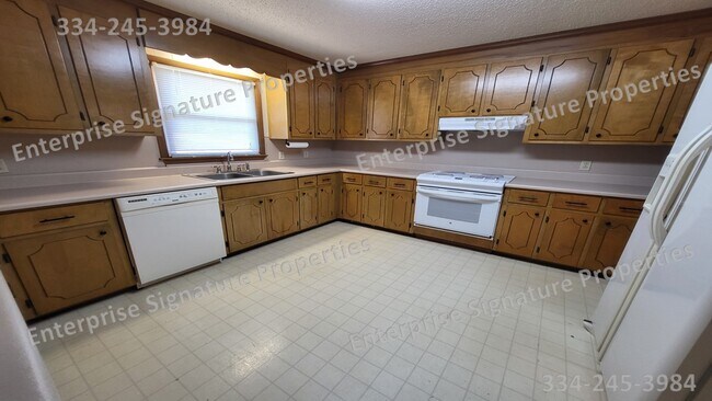 Building Photo - 2500 Neal Metcalf Rd