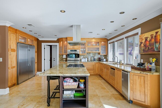Building Photo - Fully Furnished 3 Bed 2.5 Bath Single Fami...