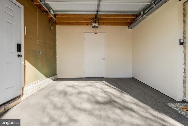 Building Photo - 7602 Mezmer Ln