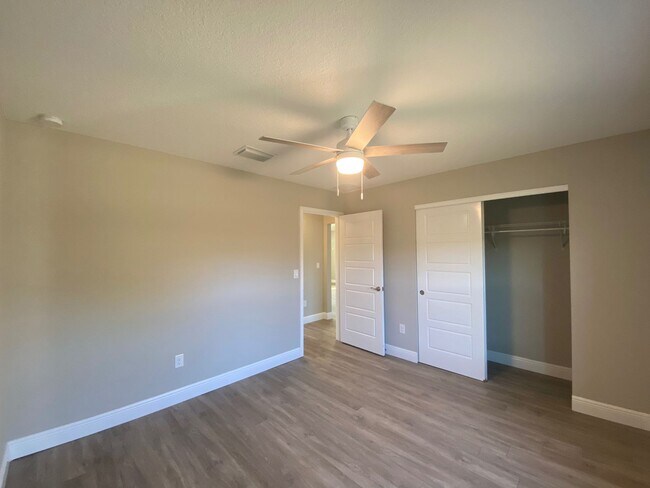 Building Photo - Available December 15th.....Custom Home - Desirable SE Ocala Neighborhood 3/2/2 **WON'T LAST**