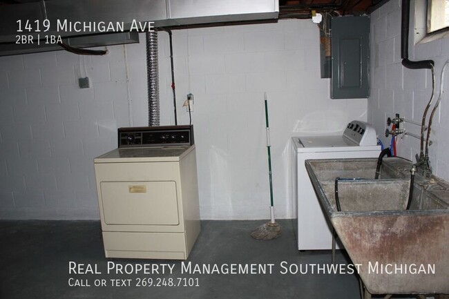 Building Photo - Newly updated 2 bedroom, 1 bath unit in St...