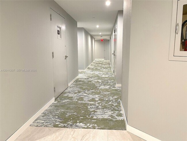 Building Photo - 2555 Collins Ave
