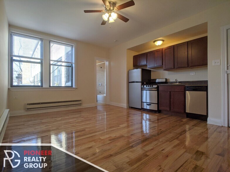 Building Photo - 812 W Diversey Pky