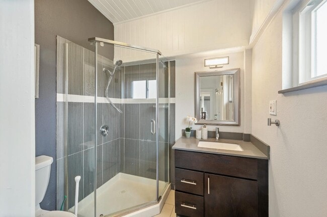 Building Photo - 6900 Thornhill Dr