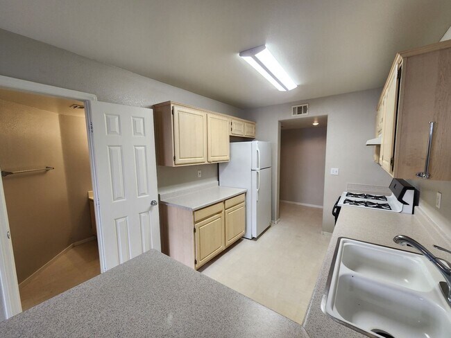 Building Photo - Beautiful townhouse in Silverado Ranch