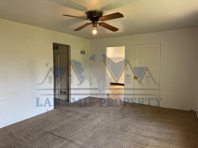 Building Photo - 2 Bed 1 Bath Near Campus