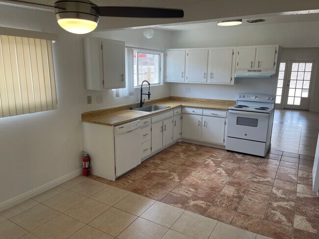 Building Photo - Classic 3Bed/2Bath single story home located near Boulder Highway