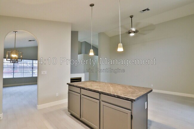 Building Photo - 4230 E Woodland Dr