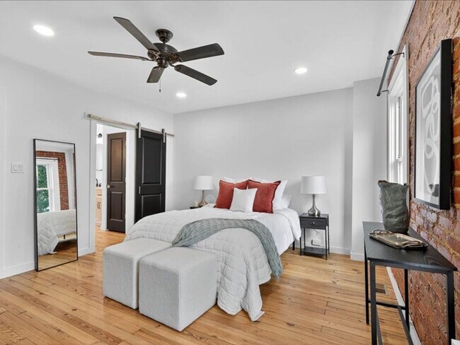 Building Photo - Gorgeous 4 Bedroom 2.5 Bathroom Available ...