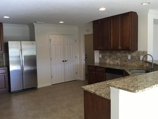 Building Photo - 385 Bostwick Cir