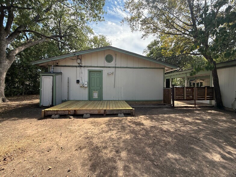 Building Photo - 3202 Locke Ln