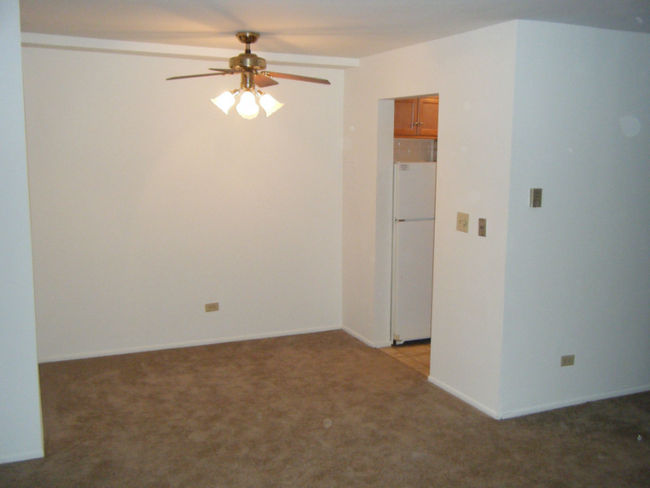 Building Photo - 547 Brookside Dr