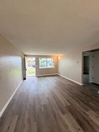 Building Photo - 2-Bedroom 1-Bathroom Duplex in Springfield