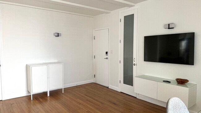 Building Photo - Beachgardens Condo - Unit 8