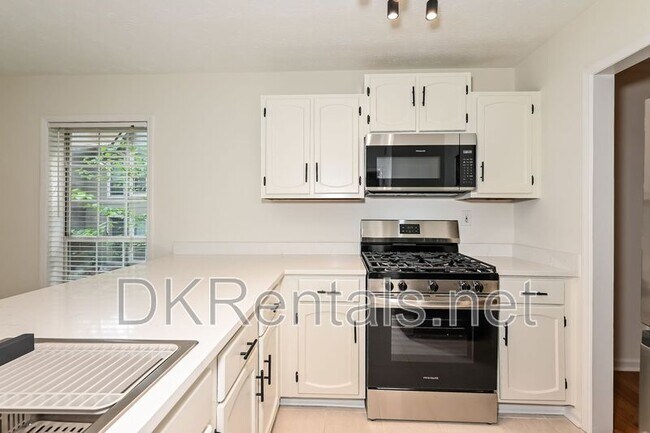 Building Photo - 201 Lenox Way NE