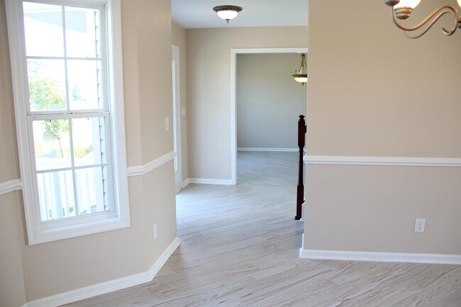 Building Photo - 107 Enchanted Way