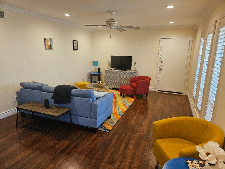 Building Photo - 5838 Sandhurst Ln