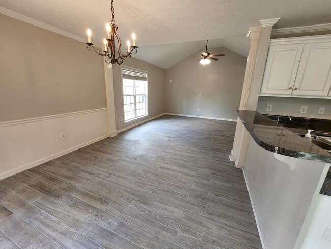 Building Photo - 572 Lory Ln