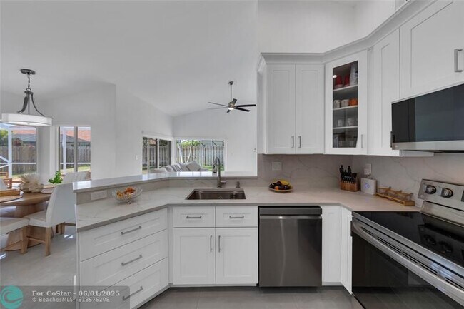 Building Photo - 9585 Carousel Cir S