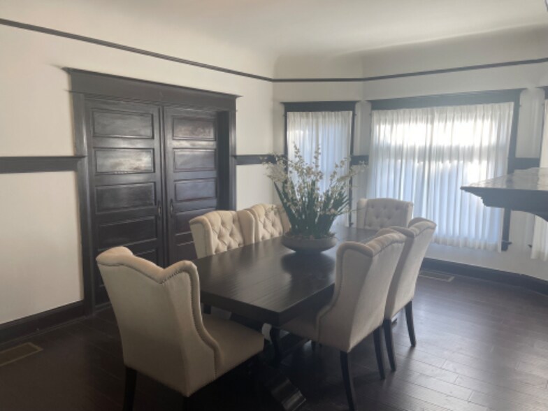 Building Photo - 1000 W 22nd St