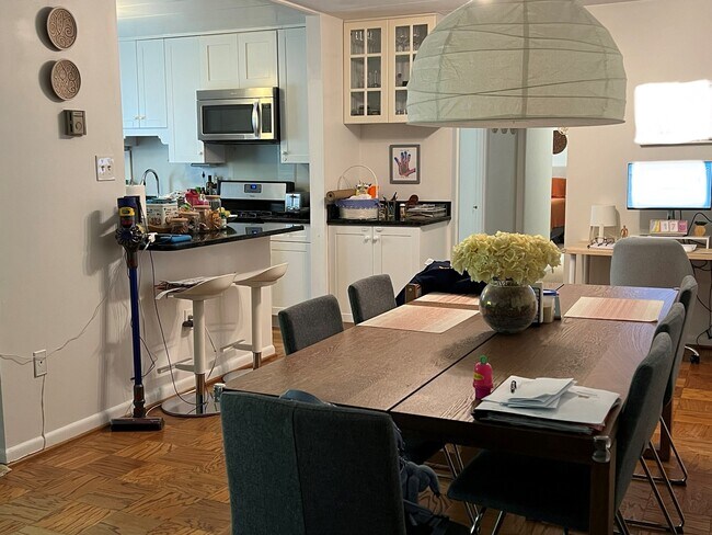 Building Photo - 4800 Chevy Chase Dr