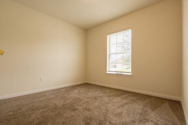 Building Photo - 22538 Cloverland Field Dr