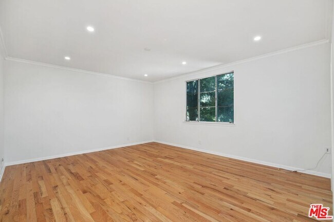 Building Photo - 517 Elm Dr