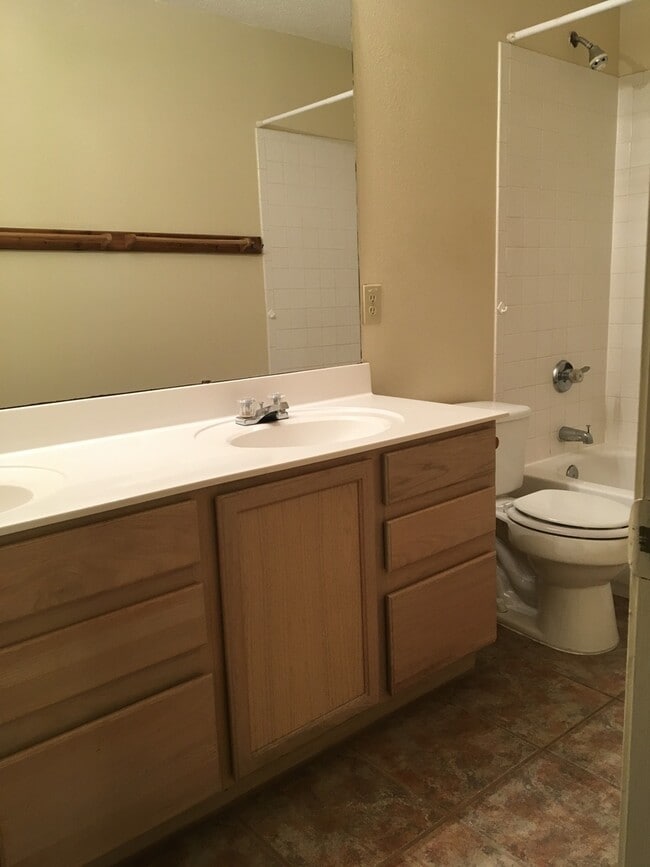 Building Photo - 8003 Chestnut Manor Dr