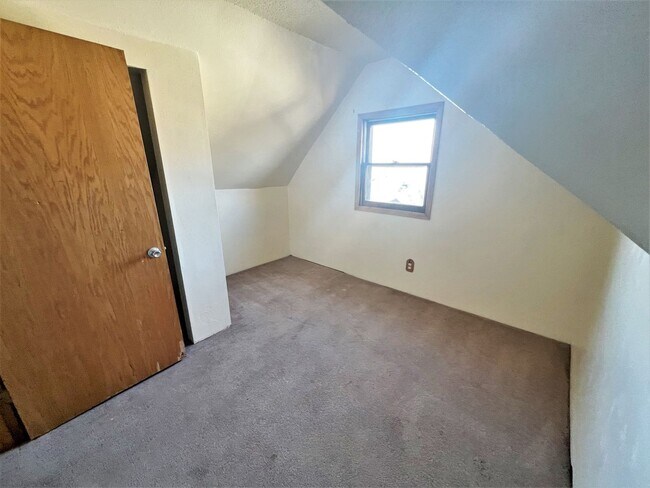 Building Photo - 801 E 6th- 4 bedroom house