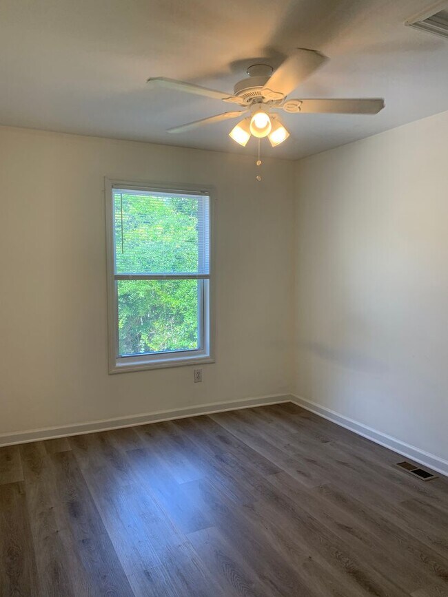 Building Photo - 3 Bedroom 2 Bath House Available Now on Nash