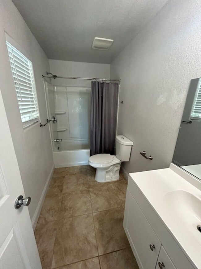 Building Photo - Newly Remodeled