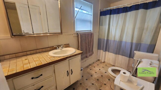 Building Photo - 2 Bedroom, 1 Bathroom Duplex