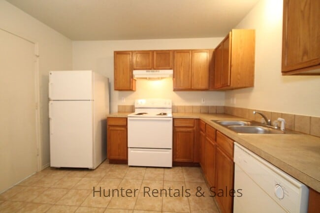 Building Photo - Small Town Living!