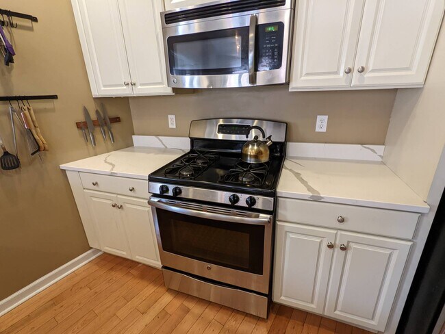 Building Photo - 5832 Pierce St