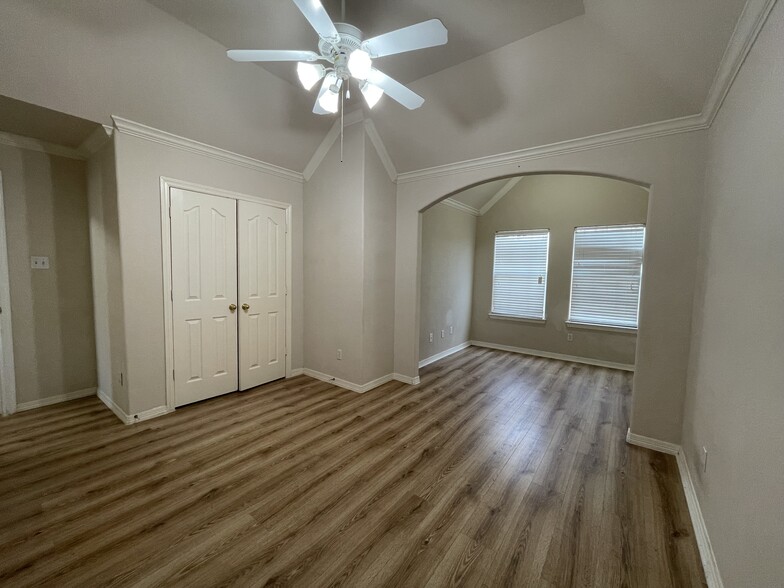 Building Photo - 6410 E Linpar Ct
