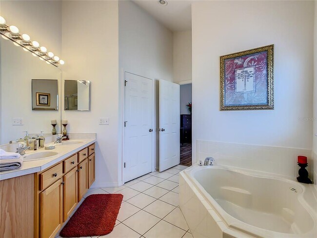 Building Photo - 16724 Rolling Green Dr