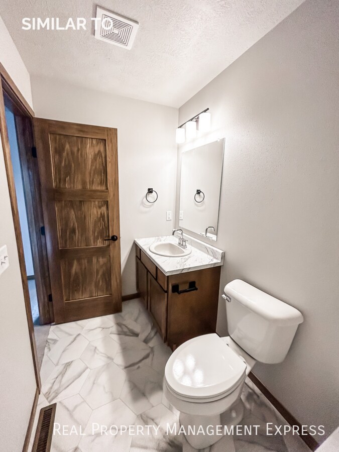 Building Photo - Stunning 3-Bedroom Townhome in Western Sio...