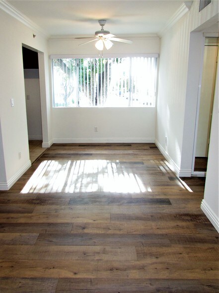 Building Photo - 557 W Stocker St