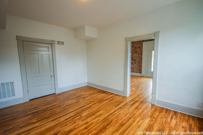 Building Photo - Updated 2 Bedroom 1 Bathroom in Downtown C...