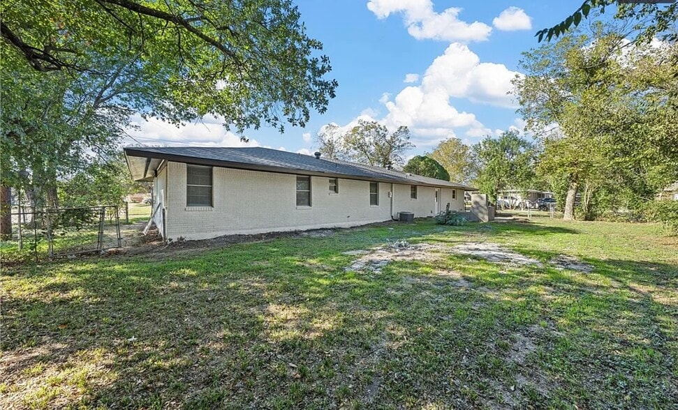 Building Photo - 3000 Old Robinson Rd