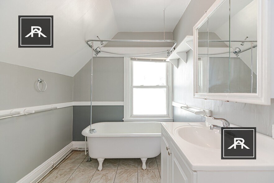 Building Photo - 36 Willow St