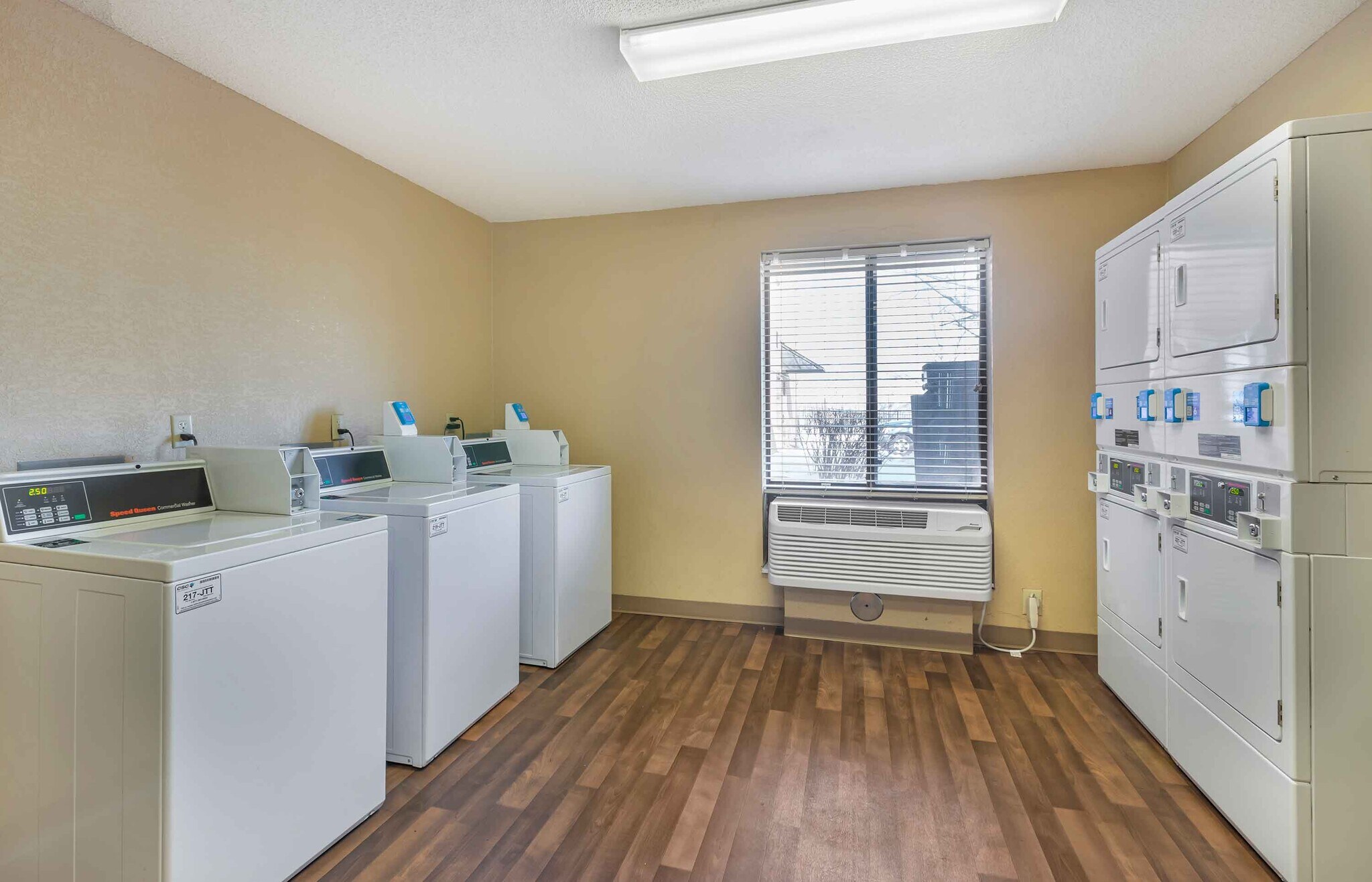 Building Photo - Furnished Studio-Des Moines - West Des Moines