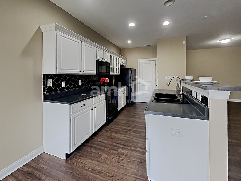 Building Photo - 5902 Cabot Dr