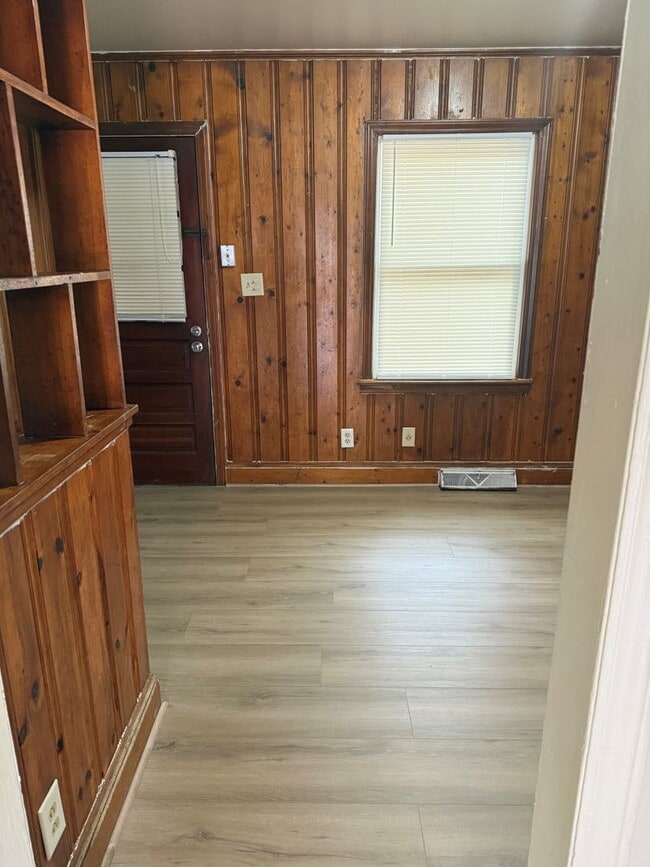 Building Photo - 3 bedroom 1 bathroom house